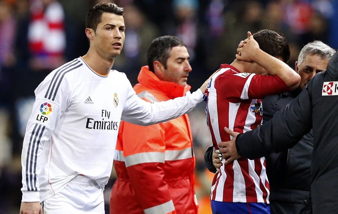 choque trombada Maquillo e Cristiano Ronaldo, Atlético de Madrid x Real Madrid (Foto: EFE)