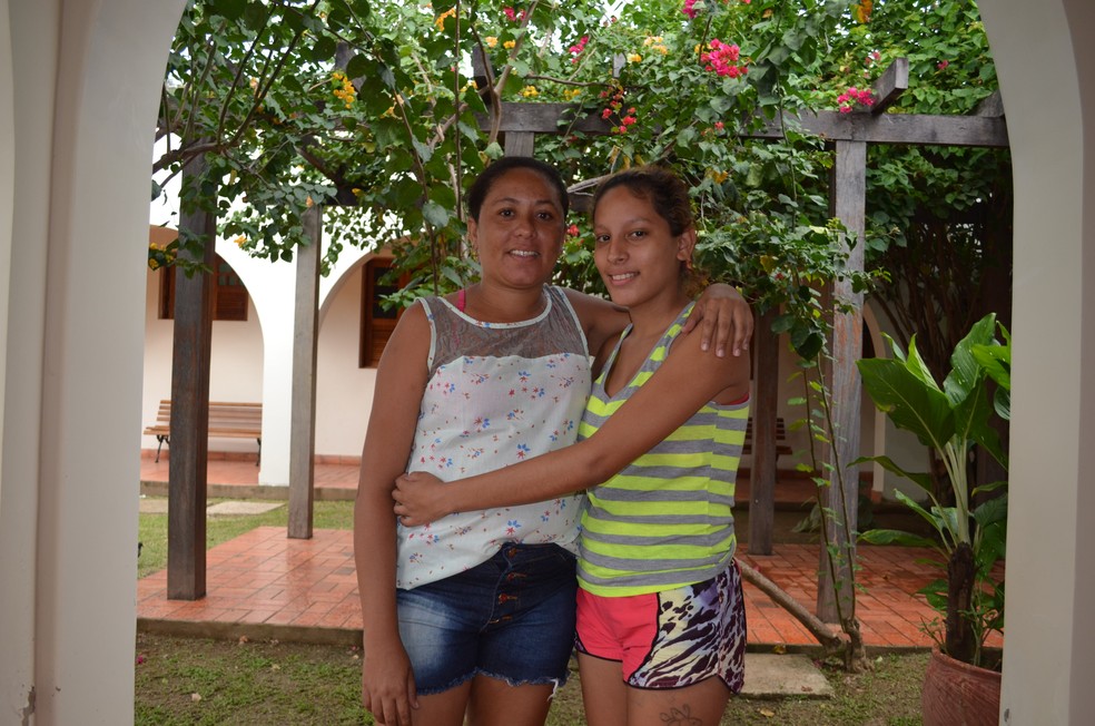 Avó e mãe de Enzo comemoram a saída dele na UTI para o método Canguru na maternidade  (Foto: Caio Fulgêncio/G1 )