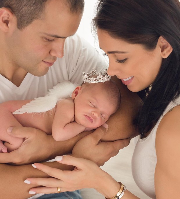 Bella Falconi com marido e filha (Foto: Instagram / Reprodução)