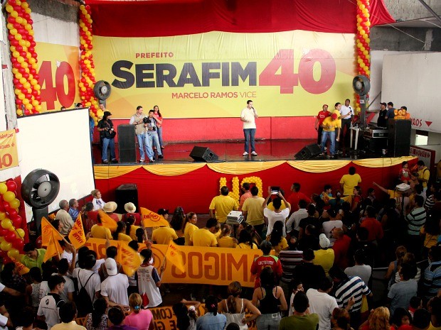 Cadidatos da coligação fizeram um comício na manhã deste sábado (Foto: Mônica Dias/G1)