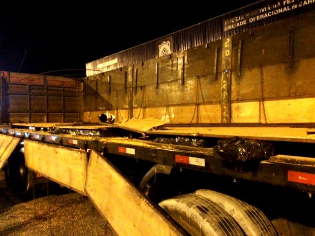 Tijolos estavam escondidos ao longo da carroceria do caminhão (Foto: Polícia Rodoviária Federal / Divulgação) Tijolos estavam escondidos ao longo da carroceria do caminhão (Foto: Polícia Rodoviária Federal / Divulgação)