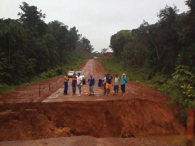 Chuva abriu buraco em rodovia e isolou Oiapoque, no Amapá (Foto: Adolfo Santos/Arquivo Pessoal)