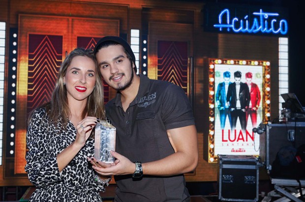Luan Santana recebeu o Prêmio QUEM de melhor cantor pelas mãos da repórter Giulianna Campos (Foto: Ricardo Cardoso)
