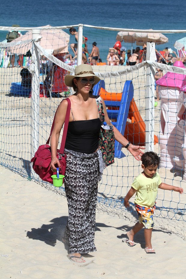 Virna e seu filho na praia do Leblon, RJ (Foto: Wallace Barbosa/AgNews)