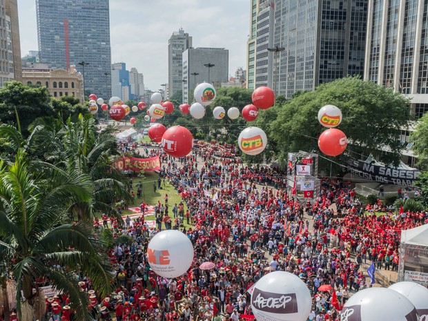 Ato da Central Única dos Trabalhadores (CUT) e movimentos populares no vale do Anhangabaú, em São Paulo, no Dia do Trabalho (Foto: Fernando Zamora/Futura Press/Estadão Conteúdo)