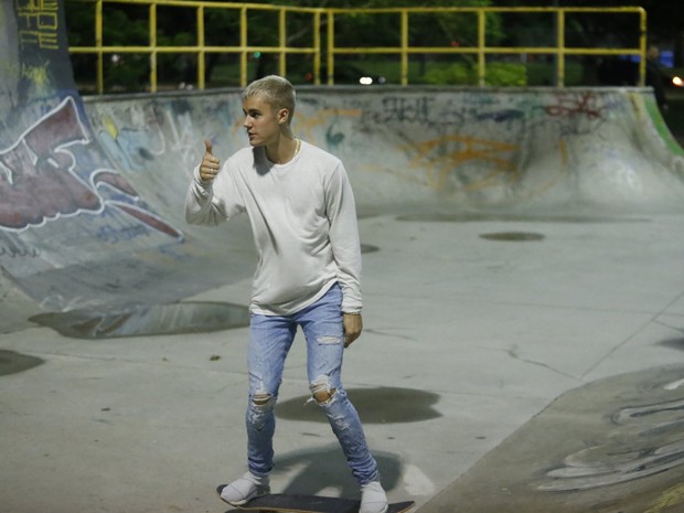 Justin Bieber anda de skate na Zona Sul do Rio (Foto: Marcello Sá Barreto, Delson Silva e Gabriel Rangel/ Ag. News)