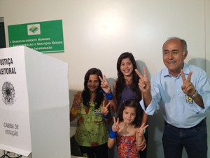 O candidato do PSDB à prefeitura de Rio Branco, Tião Bocalom, votou com as três netas às 9h10, no horário local. (Foto: Iara Lemos/G1)