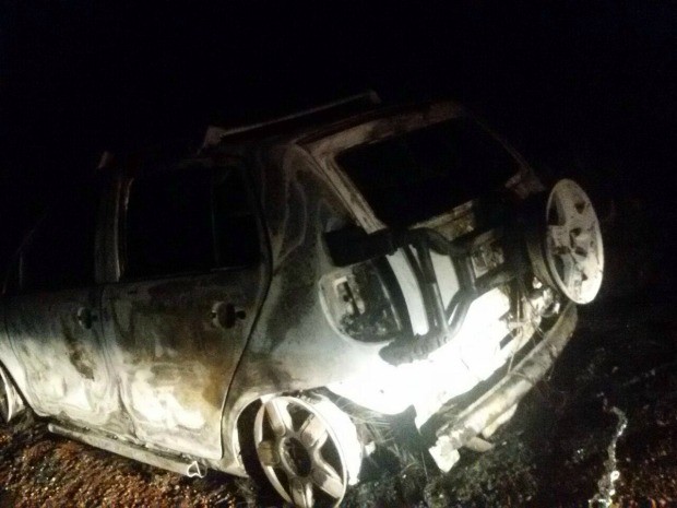 Carro foi queimado por criminosos (Foto: Arquivo pessoal/ Simone Reis Santana)