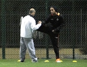 Ronaldinho Gaucho poupado treino Atlético-MG (Foto: Fernando Martins)