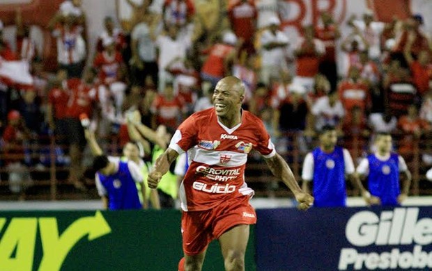 Denílson vibra com gol marcando contra o América-RN (Foto: Ailton Cruz/ Gazeta de Alagoas)