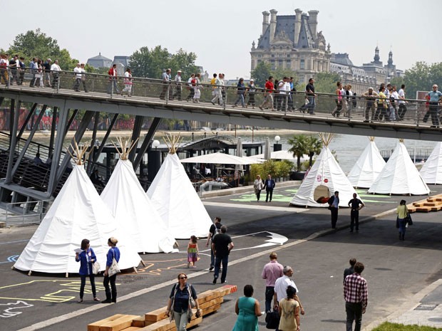 Nova passarela de pedestres em Paris, na margem esquerda do Rio Sena (Foto: Charles Platiau/Reuters)