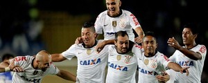Corinthians vence e já está nas oitavas (AFP)