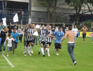 Iguaçu comemora título da Suburbana de Curitiba (Foto: Fernando Freire/GLOBOESPORTE.COM)