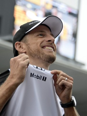 Jenson Button mostra emblema da Honda para torcida japonesa (Foto: EFE)