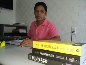 Leonardo Araújo chega a estudar oito horas por dia para concursos (Foto: Catarina Costa/G1 PI)