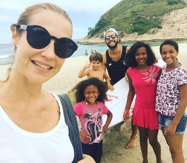Luana Piovani curte dia de surfe em família (Foto: Instagram / Reprodução)