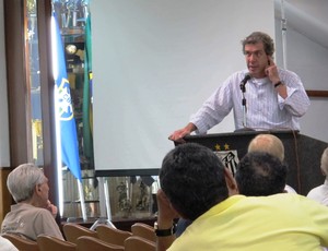 Luiz Fernando Fleury fala com conselheiros em reunião (Foto: Lincoln Chaves)