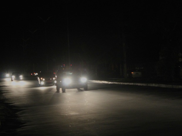 A única iluminação na Avenida Cosme Ferreira na noite desta sexta-feira (12) vinha do farol dos carros (Foto: Marcos Dantas / G1 AM)