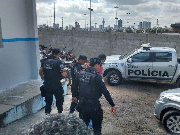 Operação cumpriu mandados de prisão preventiva e busca e apreensão em Pernambuco e Alagoas (Foto: Rodrigo Miranda/G1)