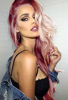 Ego Colorista Ensina A Pintar Os Cabelos De Rosa Como Fiorella Mattheis Noticias De Beleza Cabelo rosa mulher bonita feminino cabelo castanho e rosa cabelo rosa ombre cabelo rosa pastel luzes no cabelo cor de rosa celebridades deusas. ego globo