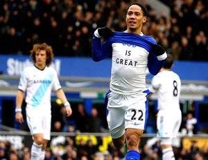 Steven Pienaar comemora gol do Everton sobre o Chelsea (Foto: Reuters)