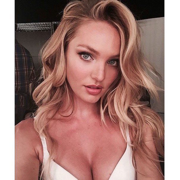 A selfie sexy de Candice Swanepoel (Foto: Reprodução/Instagram)