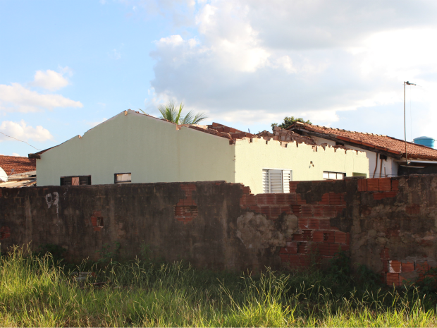Imóvel aparenta estar abandonado e em reforma (Foto: Gabriela Pavão/ G1 MS)