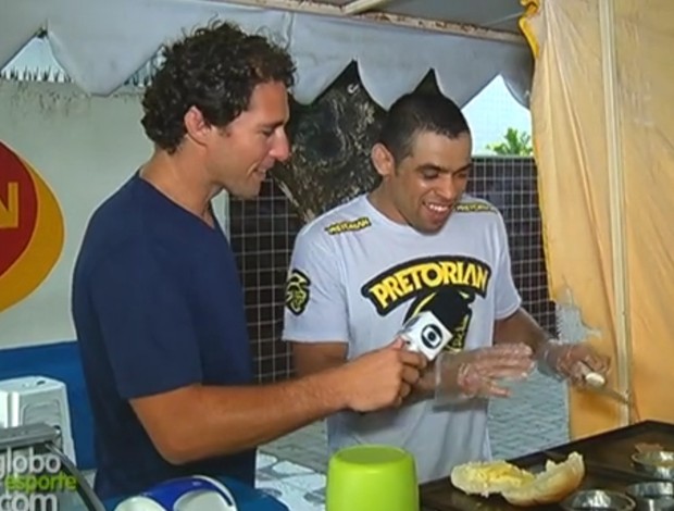 Flávio Canto e Renan Barão fritando hamburguer (Foto: Reprodução TV Globo)