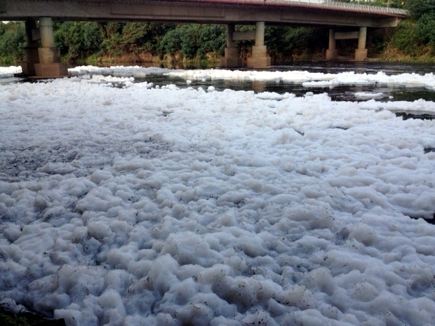 Espuma se espalha por vários trechos do rio Tietê (Foto: Witter Veloso/TV Tem)