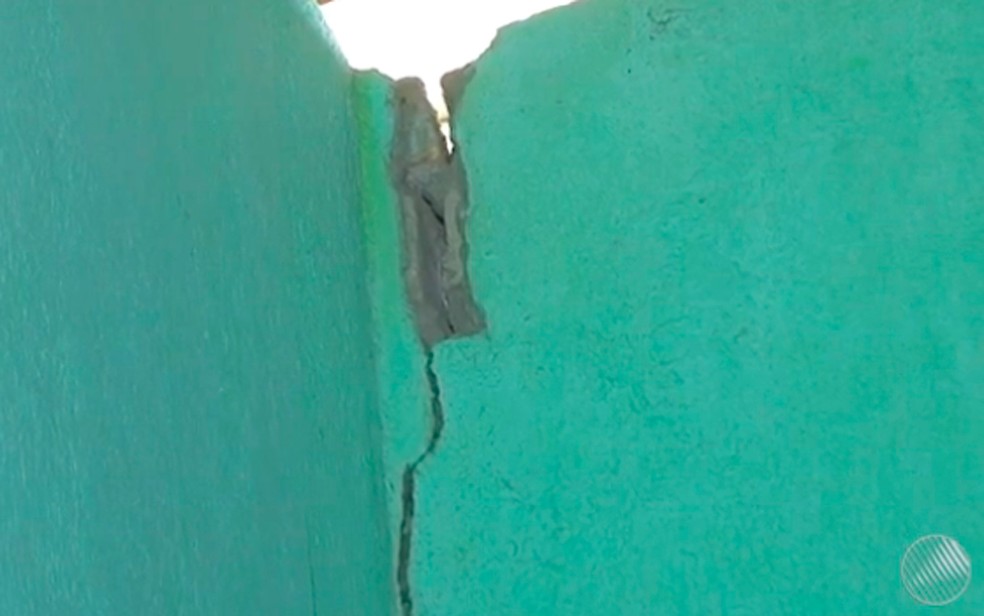 Casa de dona Maria tem rachaduras, que segundo ela foram provocadas por obras feitas na BR-116 (Foto: Reprodução/ TV Sudoeste)