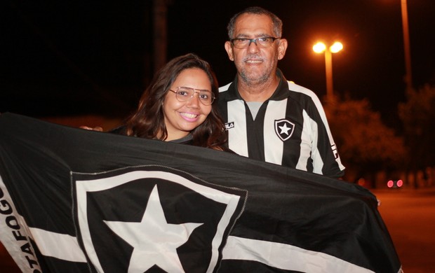 Sonja e Jofre mostrando amor ao Botafogo (Foto: Pablo Felippe) Sonja e Jofre mostrando amor ao Botafogo (Foto: Pablo Felippe)