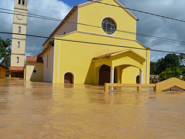 Rio Acre invadiu igreja em Brasiléia (AC), no interior do Acre. Imagens tiradas nesta terça-feira (24) mostram situação da cidade (Foto: Caio Fulgêncio/G1)