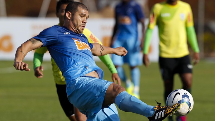 Nilton, volante do Cruzeiro em jogo-treino contra o América-MG (Foto: Washington Alves/Light Press)
