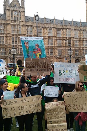 FOTOS: brasileiros organizam protestos hoje em outros países (Miguel Schertel/Arquivo Pessoal)