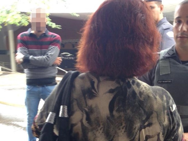 Funcionários desconfiaram da atitude da idosa e chamaram policiais. Rio Preto (Foto: Reprodução / Site VotuNews)
