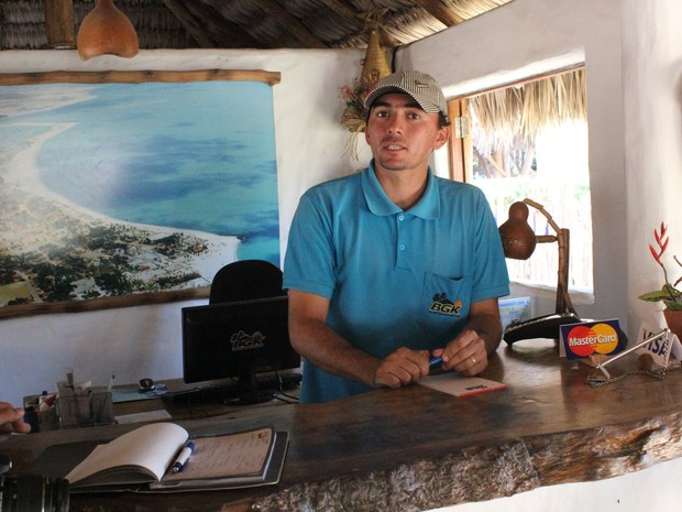Rodrigo Alves, recepcionista de uma pousada diz que reservas foram feitas em junho (Foto: Patrícia Andrade/G1) Rodrigo Alves, recepcionista de uma pousada diz que reservas foram feitas em junho (Foto: Patrícia Andrade/G1)