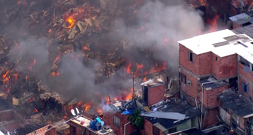 Fogo deixa rastro de destruição em meio a barracos na favela de Paraisópolis  (Foto: Reprodução/ TV Globo )
