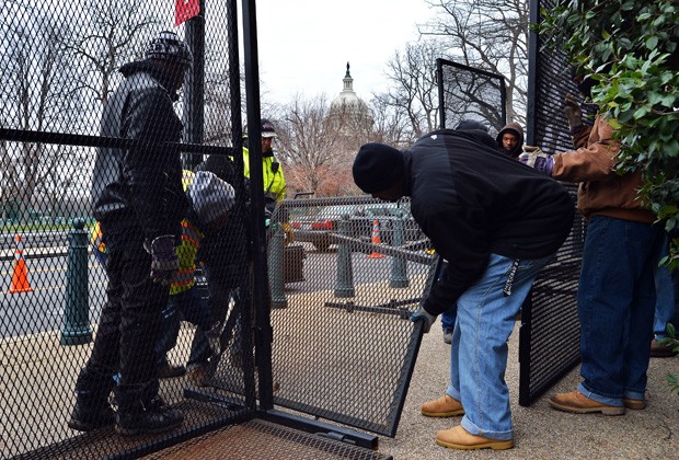 Trabalhadores instalam uma cerca em torno do Capitólio em Washington (Foto: Jewel Samad/AFP)