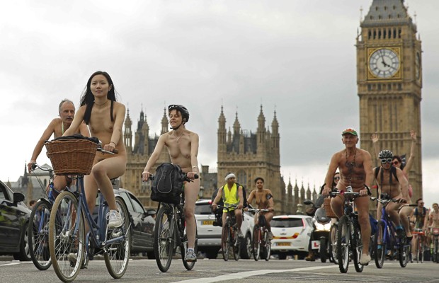 Ciclistas pedalaram sem roupas neste sábado (13), em Londres (Foto: Luke Macgregor/Reuters)