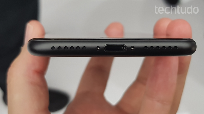 Entrada para fone de ouvido e carregador do iPhone 7 (Foto: Thássius Veloso/TechTudo)