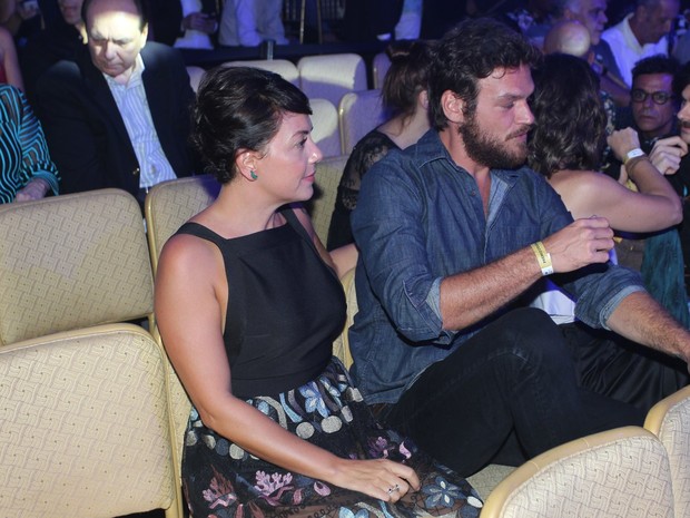 Fabíula Nascimento e Emilio Dantas em prêmio de teatro na Zona Sul do Rio (Foto: Marcello Sá Barretto/ Ag. News)