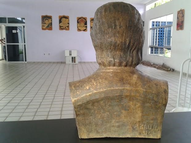 Objeto, datado de 1918, possui o nome do artista que esculpiu a peça (Foto: Júnior Barreto/Centro Cultural Zé do Norte)