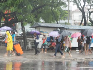 Chuva causa transtornos no Centro de João Pessoa (Foto: André Resende/G1)