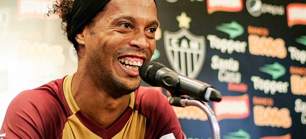 Ronaldinho Gaúcho se diverte em coletiva (Foto: Bruno Cantini / Site Oficial do Atlético-MG)