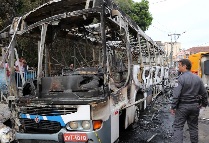 Ônibus bateu em poste e pegou fogo nesta quarta-feira (18) em São Gonçalo, na região metropolitana do Rio de Janeiro