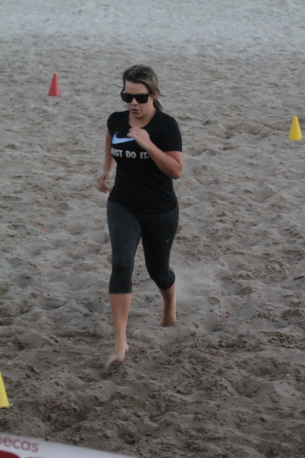 Fernanda Souza se exercita na praia (Foto: Dilson Silva / Agnews)