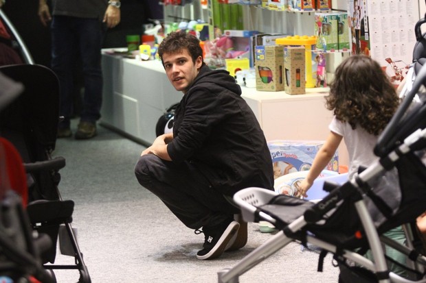 Jaime Matarazzo e família no shopping (Foto: Marcos Ferreira / FotoRioNews)