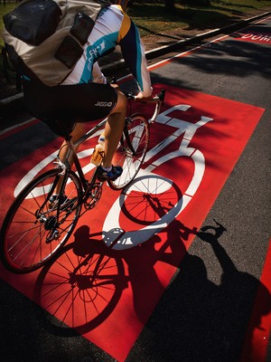 Ciclista utiliza a ciclofaixa próxima ao Parque Villa-Lobos (Foto: NA LATA / ÉPOCA SP)