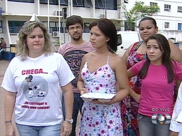 Enfermeiros e acompanhantes de pacientes se mobilizaram nesta terça-feira (2) (Foto: Reprodução/TV Anhanguera)