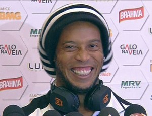 Ronaldinho Gaúcho dá primeira coletiva no Marrocos (Foto: Reprodução / TV Globo Minas)